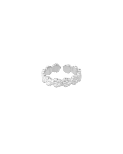 detailed band ring